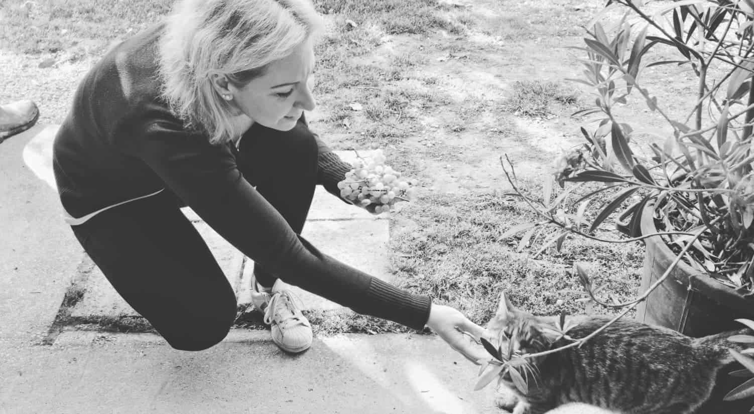 Sonja Huber mit Katze – persönlicher Moment in der Praxis