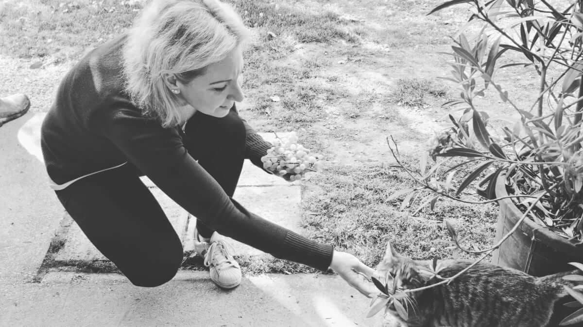 Sonja Huber mit Katze – persönlicher Moment in der Praxis